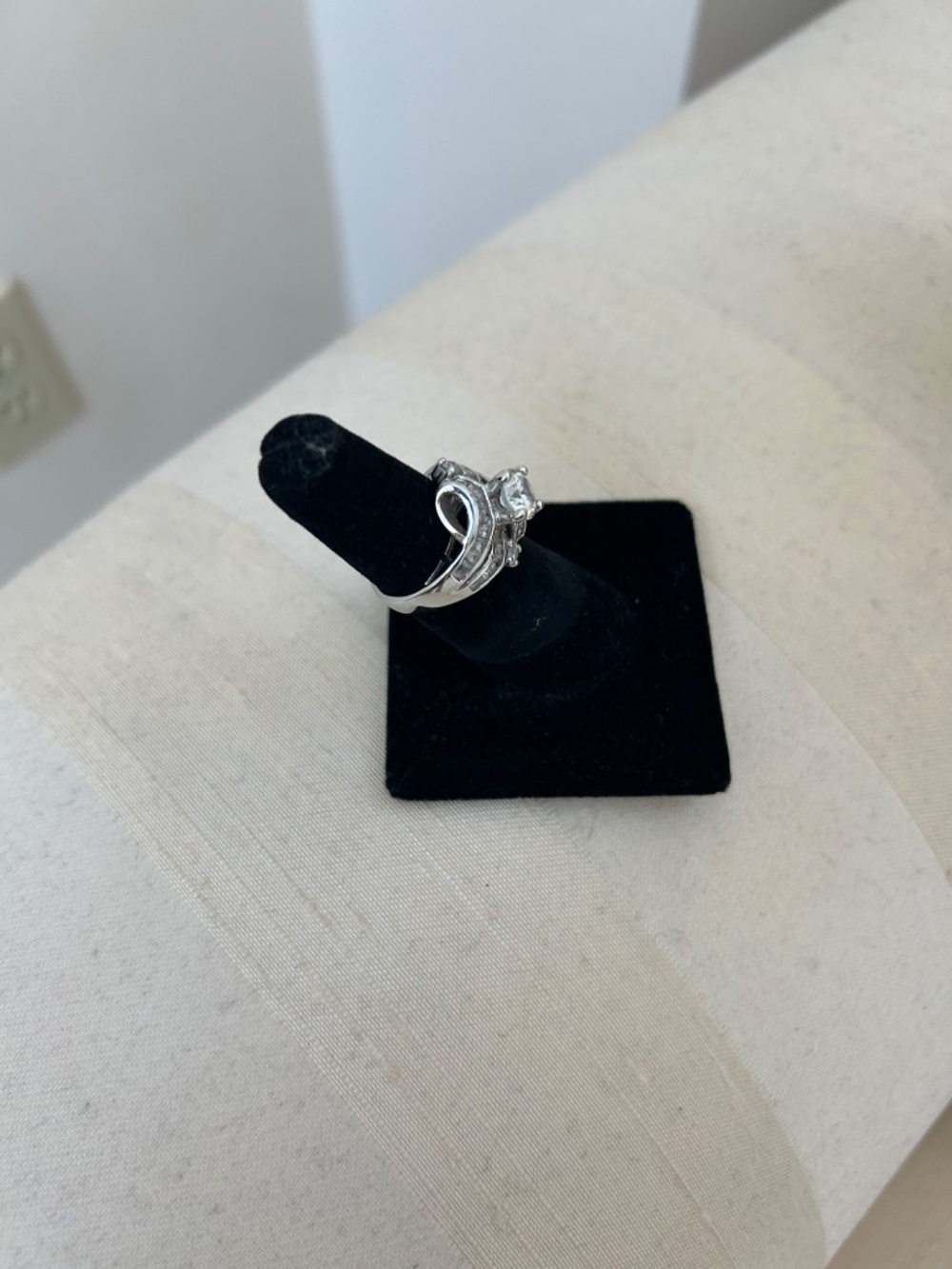 BEAUTIFUL SILVER DIAMOND RING - Picture 2 of 3